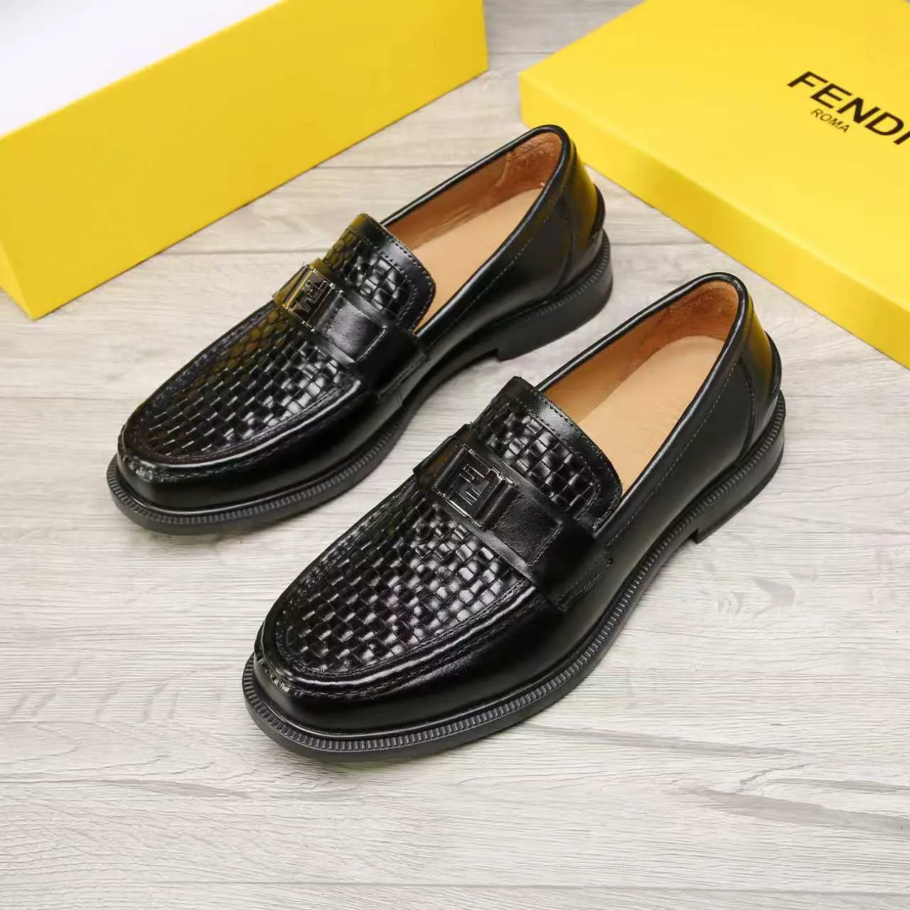 Men's men's shoes 💰 540 💰 Water dyed cowhide 🆘 The latest FENDI ( Fendi ) new casual leather shoes 🕶️🕶️ Simple routing effect, showing an elegant and cool driving shoe 🎬Made of Italian 🇮🇹 imported calfskin + first-layer water-dyed cowhide lining🐂Excellent material🎬Detailed workmanship 🤗Comfortable foot feel➰➰. ​Pair it with any outfit to show your taste and temperament, low-key luxury ♻️Design ​simple and elegant ​noble and fashionable 🍃​Very loved and favored by trendy men 💓❤️Size: 38-44 2⃣️colors available